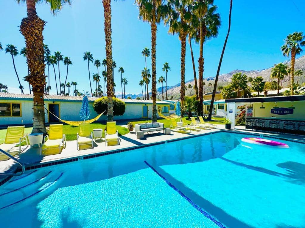 A PLACE IN THE SUN Hotel - ADULTS ONLY Big Units, 24h Heated Pool & Spa in 1 Acre Park Prime Location, DOG Friendly, TOP Midcentury Modern Boutique Hotel