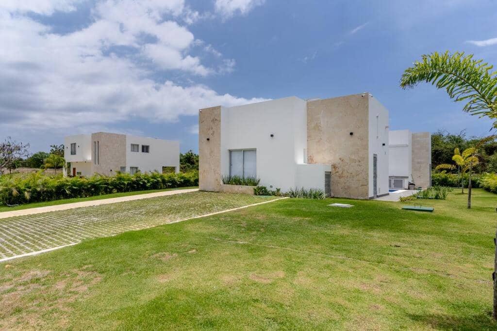 Brand new villa by the beach!