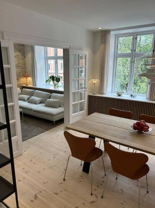 Central lejlighed med solrig altan