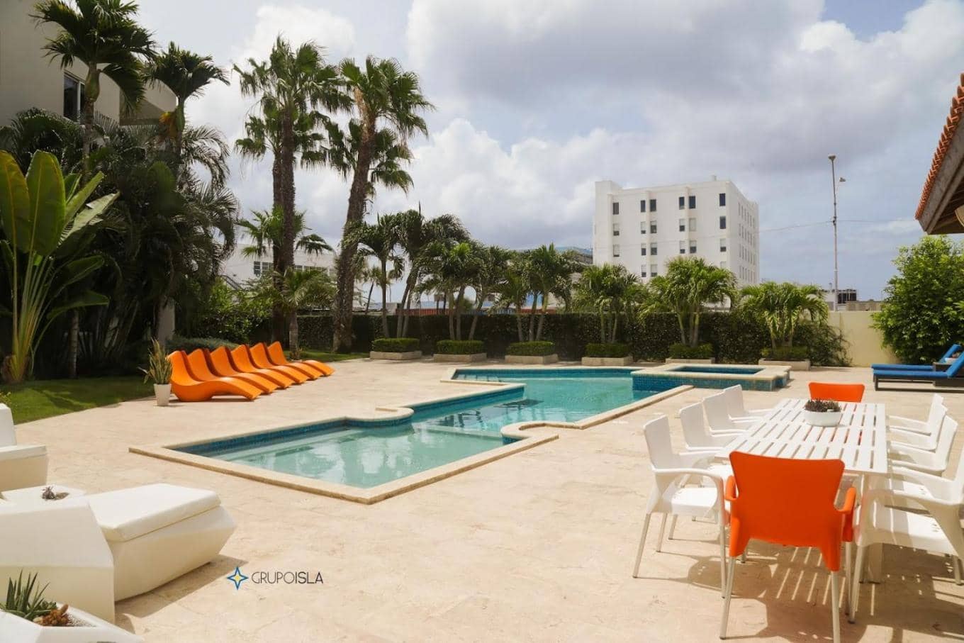 4 Bedrooms modern Condo at walking distance from Eagle beach