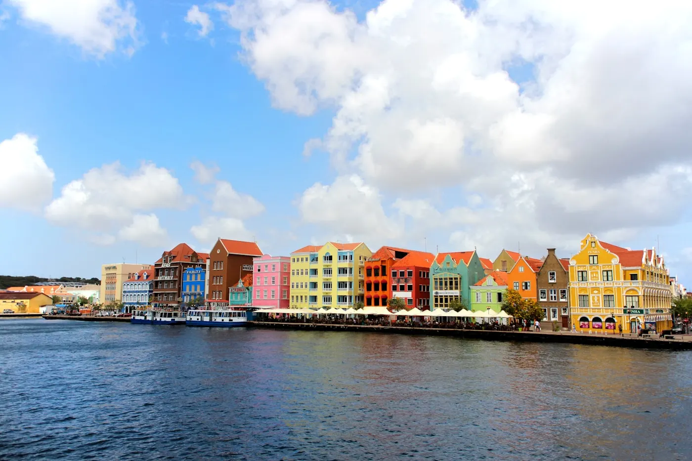 The colourful Dutch-colonial houses of the Handelskade along Willemstad's harbour, Curaçao