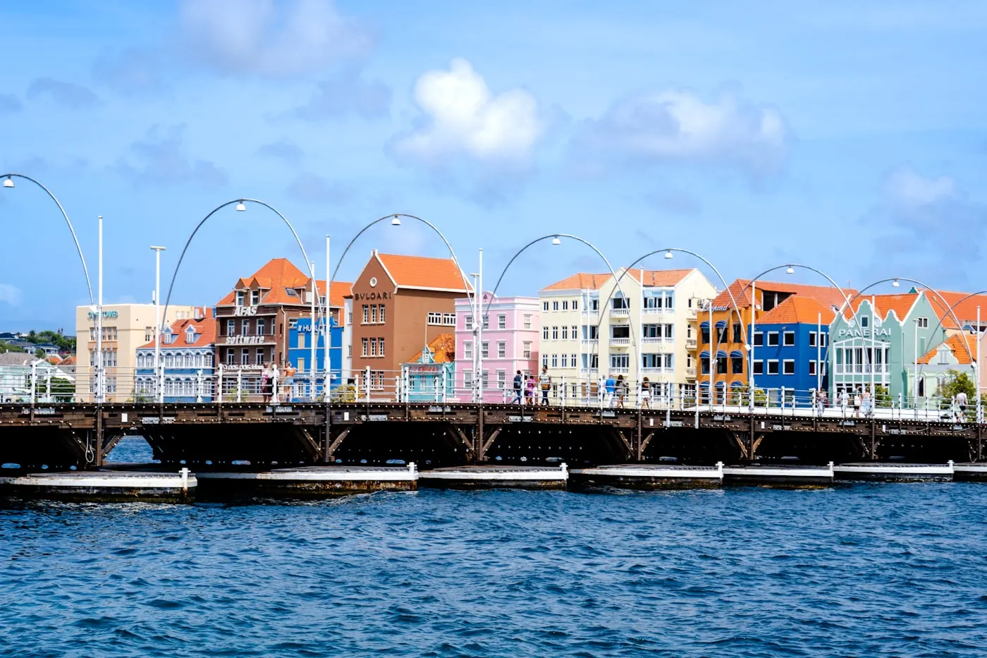 The Queen Emma pontoon bridge and the colourful Handelskade houses of Willemstad, Curaçao