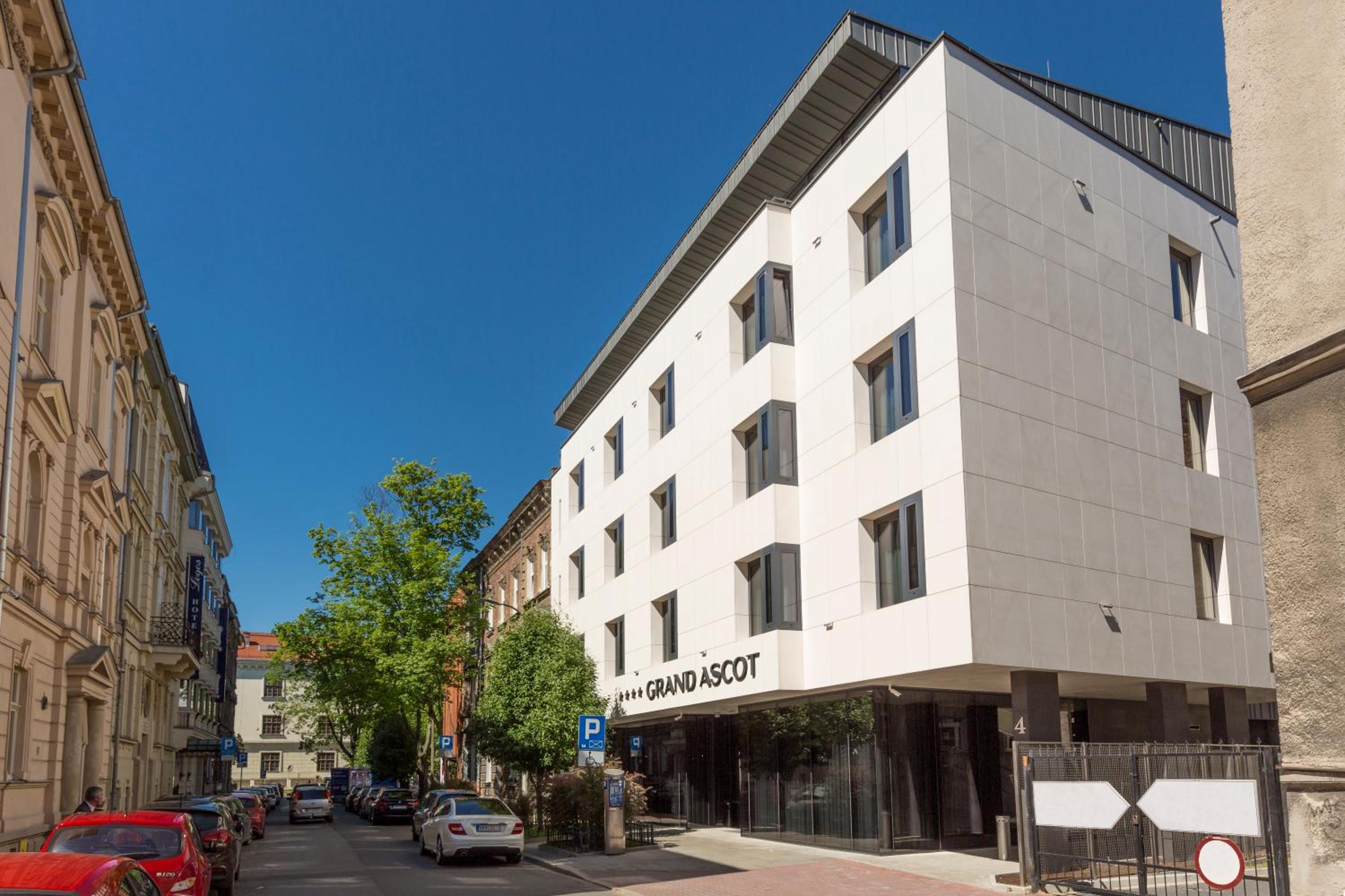 Grand Ascot Hotel