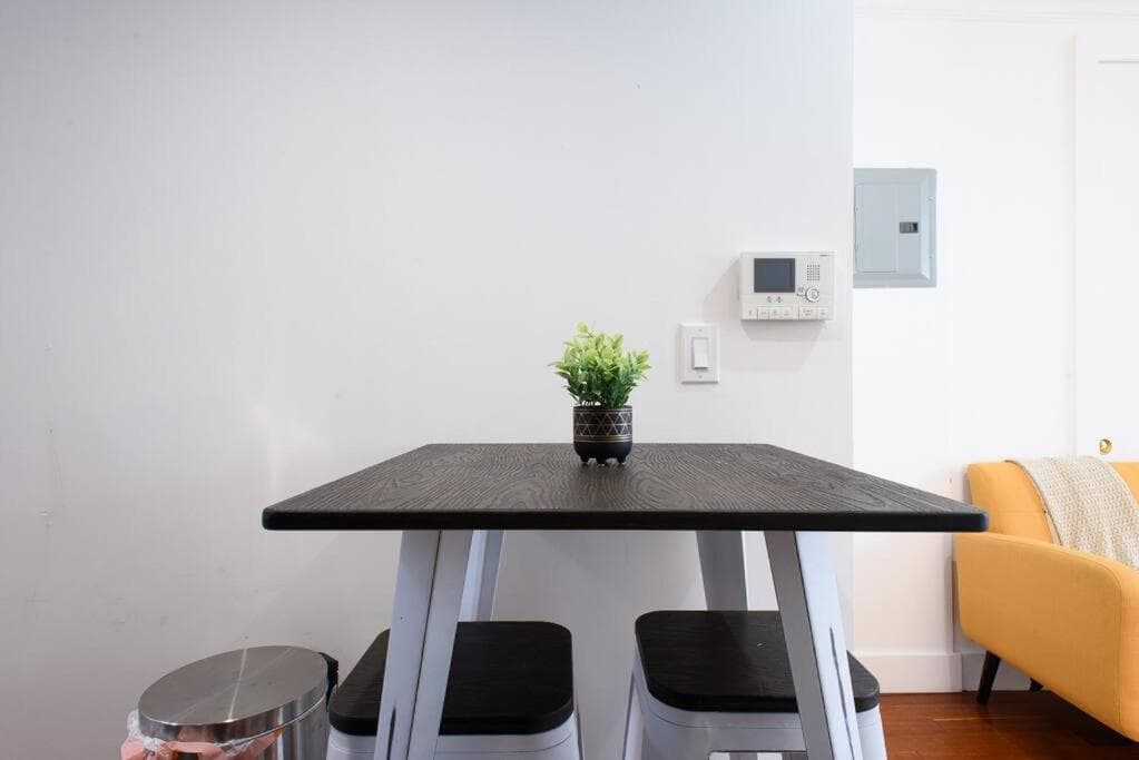 24-17 Renovated Studio Prime Location WD