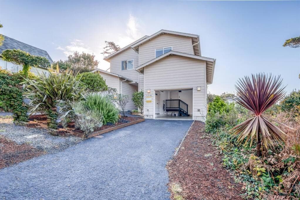 Pacific Peeks 2 - Oceanview Pet Friendly Retreat with EV Charging fee