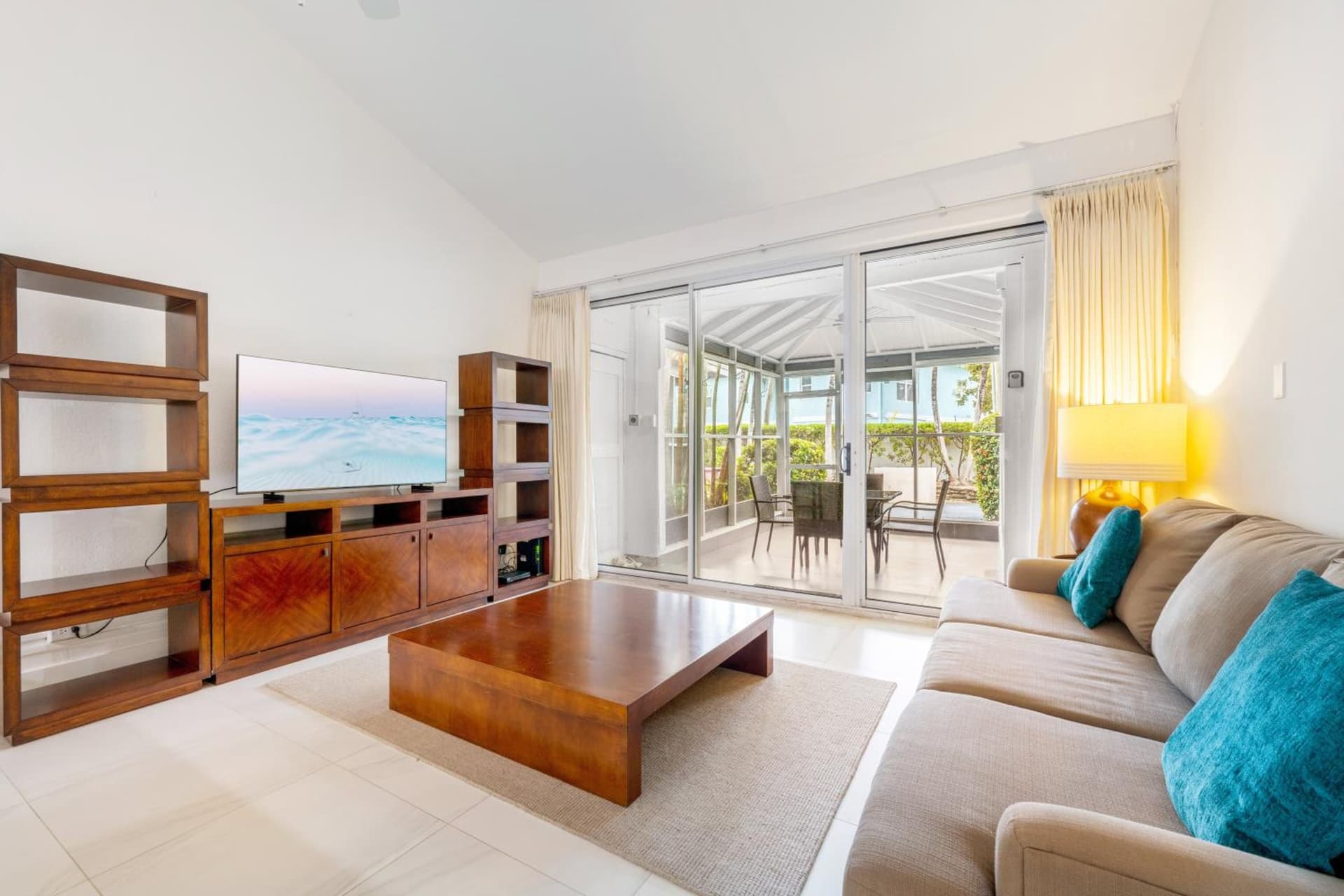 Perfectly Located in the Heart of Seven Mile Beach apts