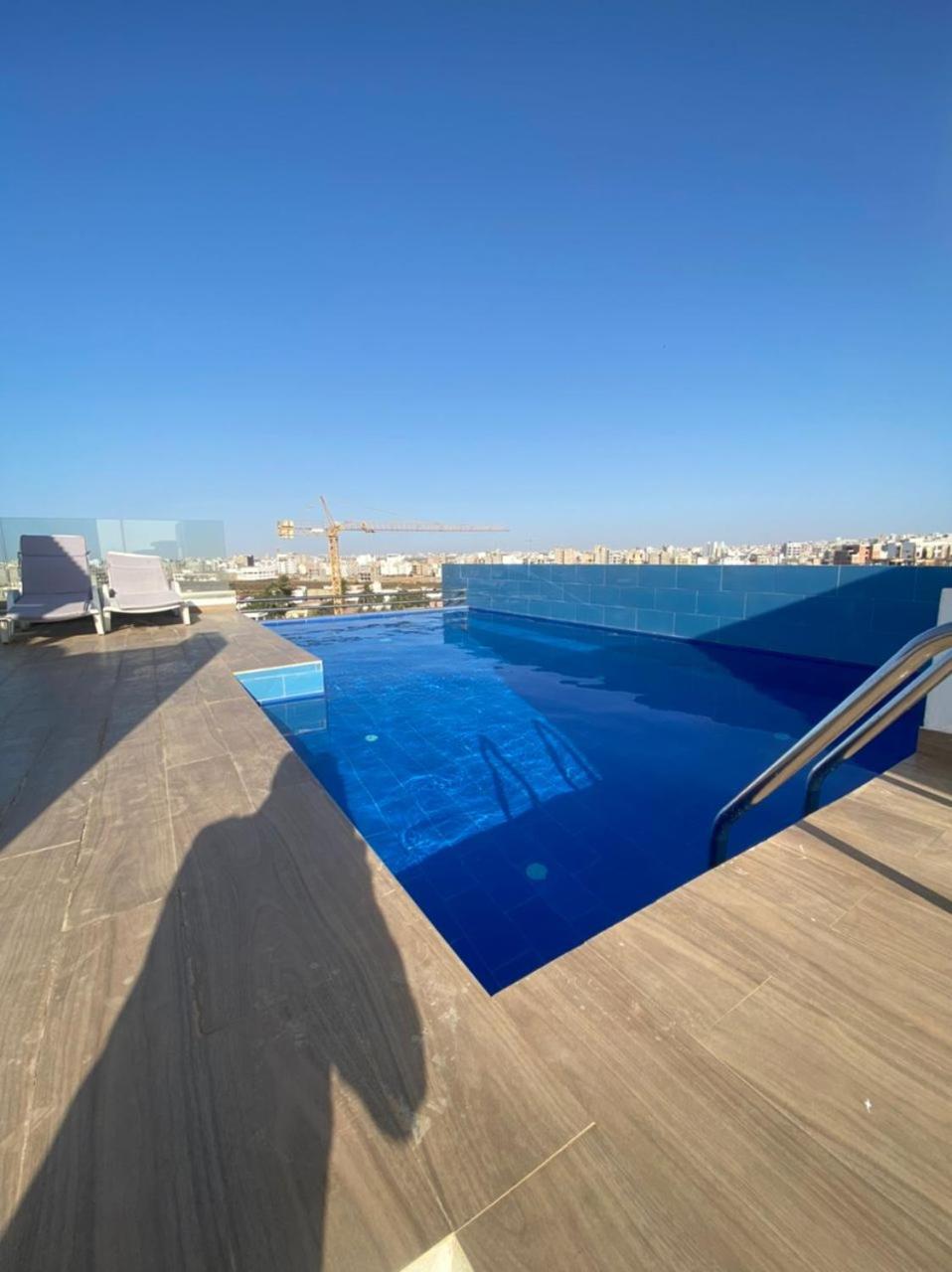 Magnifique Appartement avec PISCINE sur le toit, 3 Chambres, 4 Salles de Bain, Gym, Terrasse, Cuisine locale & nettoyage quotidien LUXURY & COMFORT in ALMA