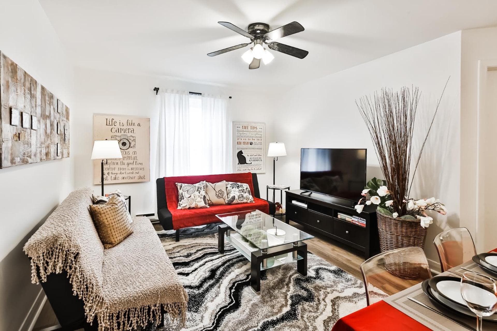 Comfortable 2-BEDROOM APARTMENT - Free and plentiful PARKING - 10 minutes to AIRPORT and 15 minutes to DOWNTOWN Montreal - Near Popular Waterfront Restaura