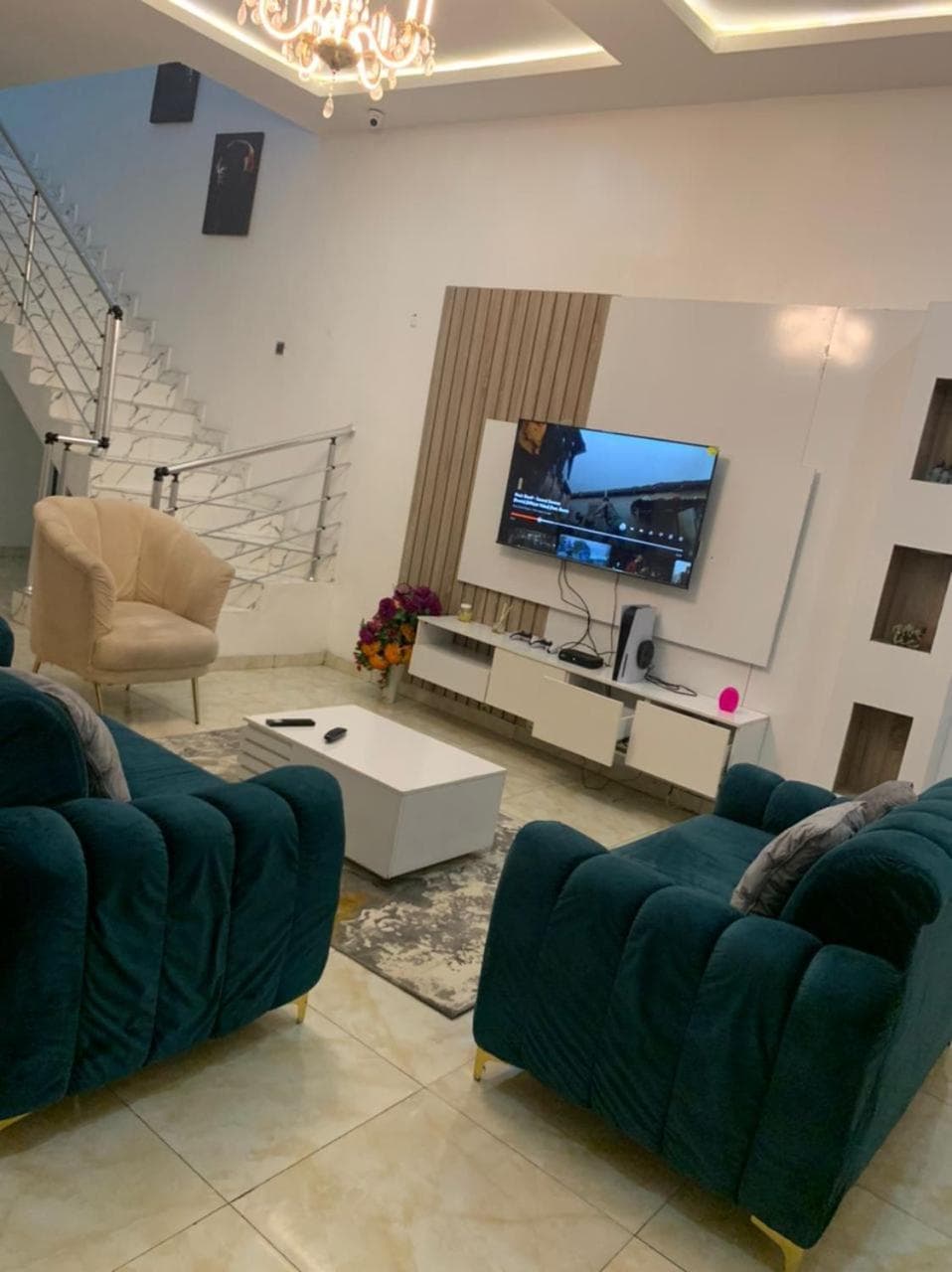 Jilles apartments -4bedroomduplex24hrlight&security