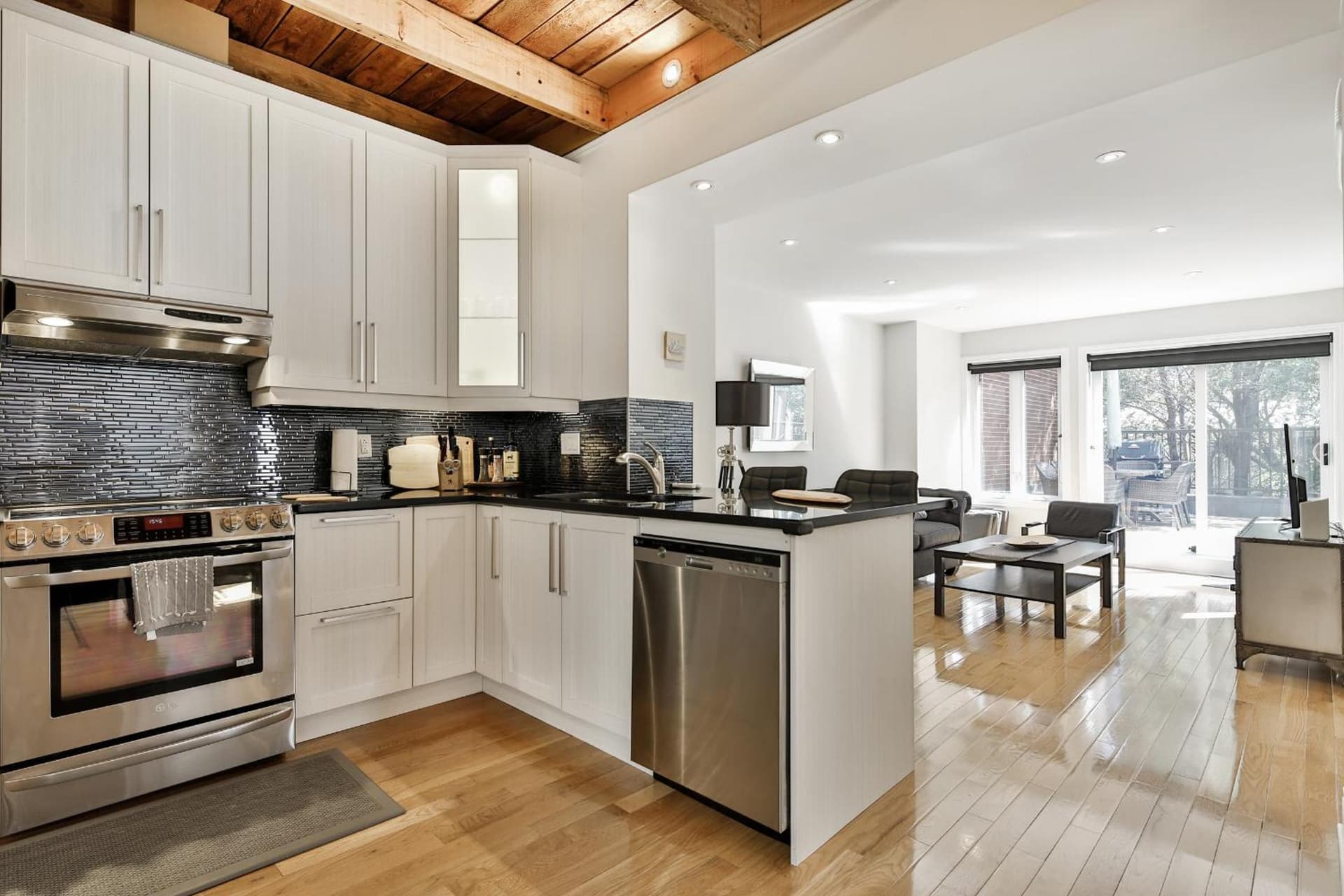 STUNNING full APARTMENTS - stocked KITCHENS - WASHER & DRYERS - WORKSPACE PROVIDED - FAST WIFI - LOCATED on the FAMOUS ST Denis street - Near METRO MONT RO