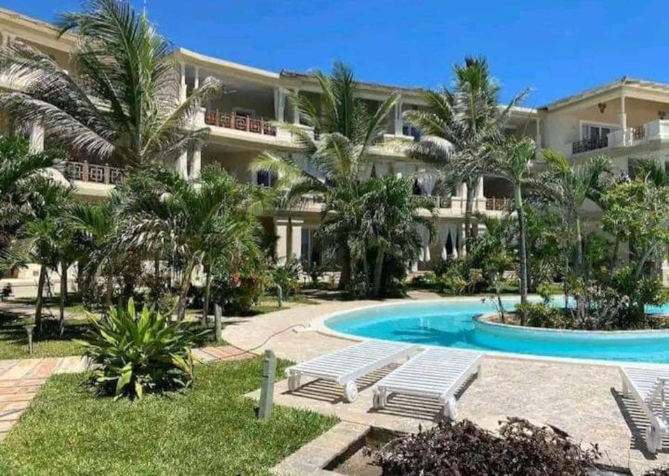 Attico con terrazza sulla spiaggia, giardino, piscina, clima, wi-fi
