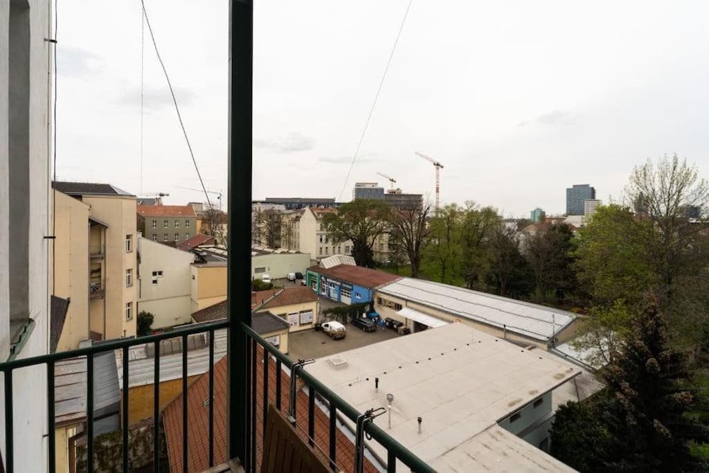 Stylový byt s červenou pohovkou kousek od hlavního nádraží