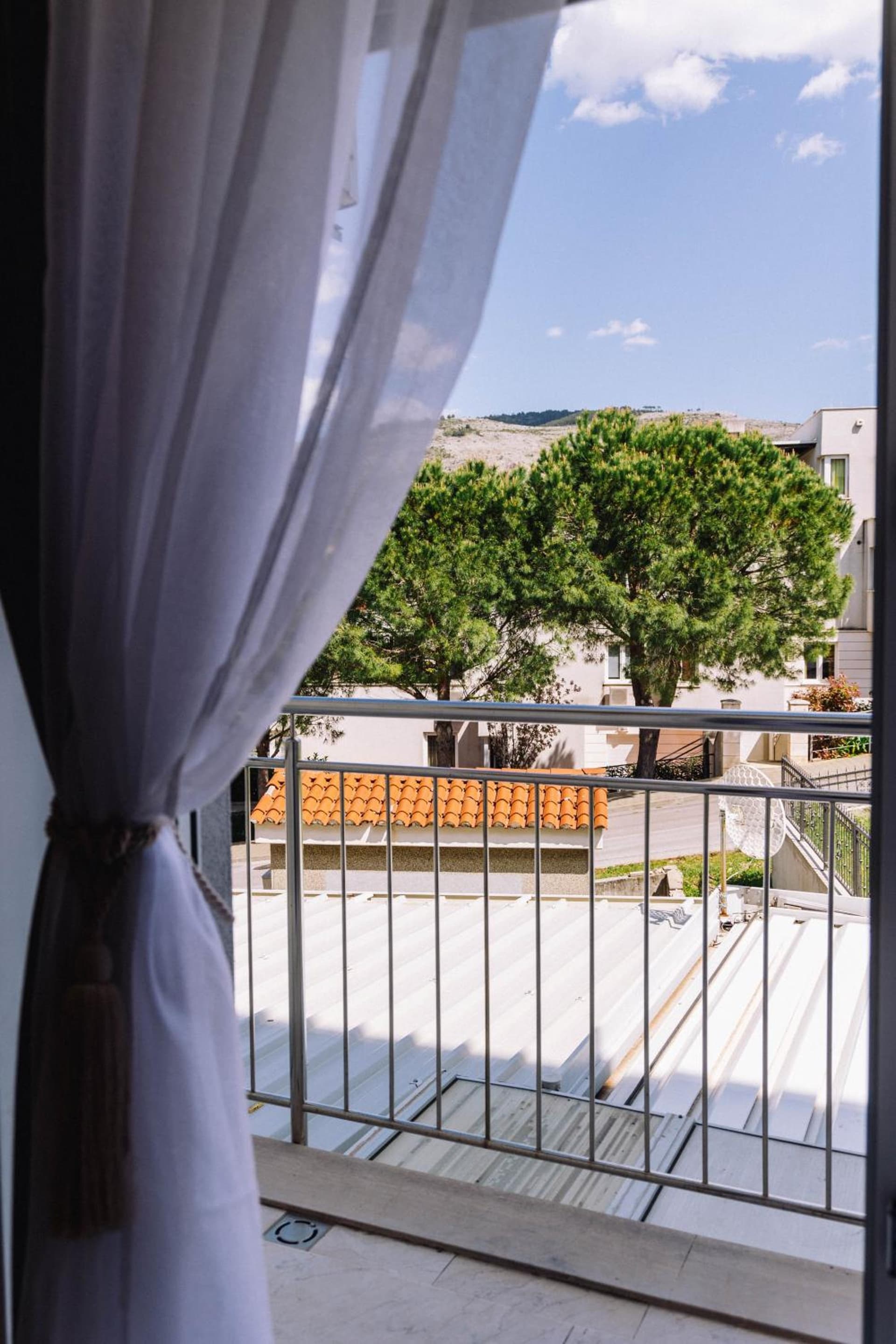 Brand New & Comfort Apartment L & L ,free parking + close to beach