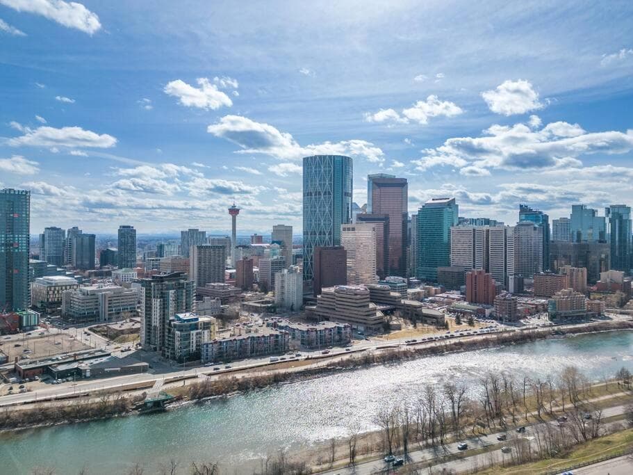 Exquisite 2 Bed Condo near DT Core WFree Parking
