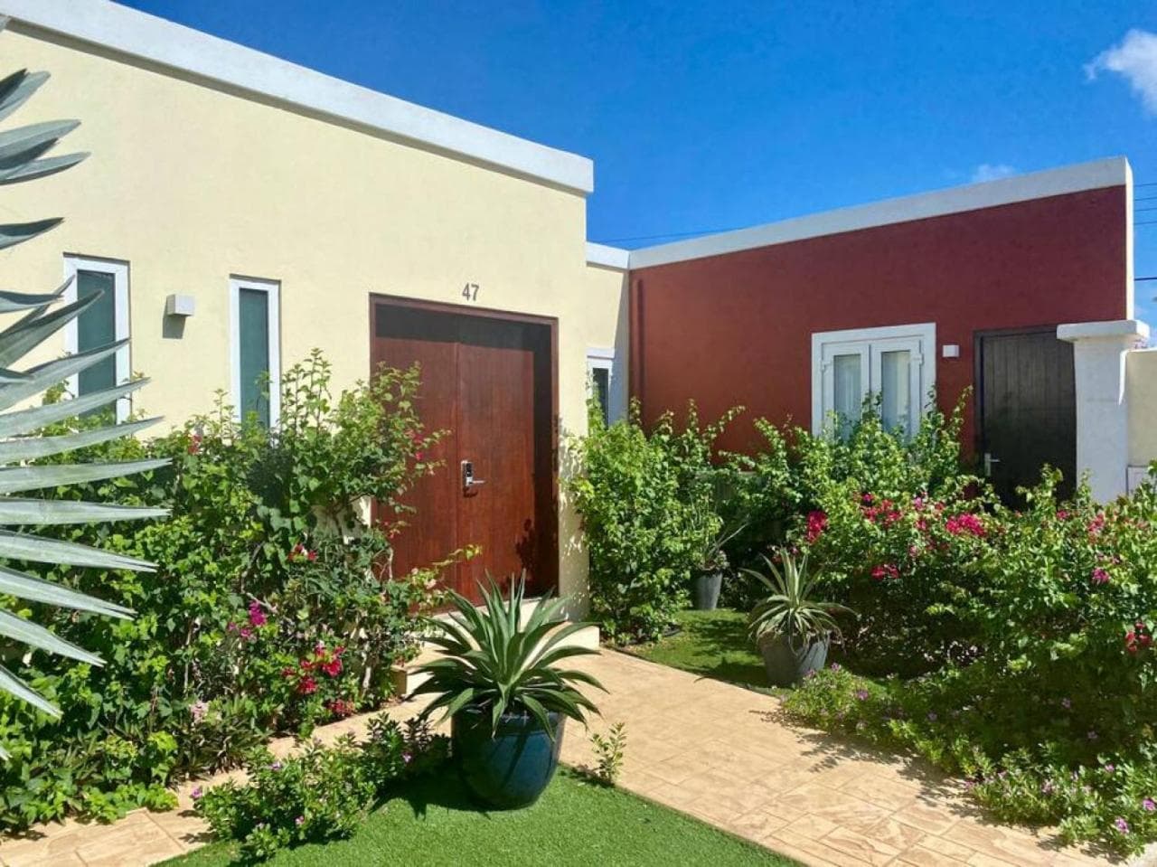 The best Villa ground floor 5 bedrooms with ensuite bathrooms at prime location
