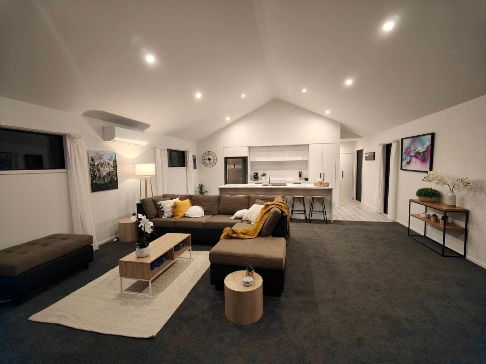 Beautiful Home with Parking 5 Mins to One NZ Stadium