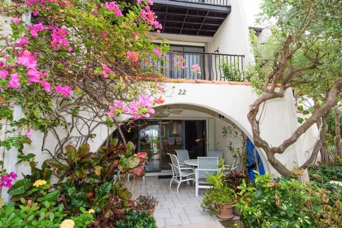 Beach Living at Villas Pappagallo Beachfront 22