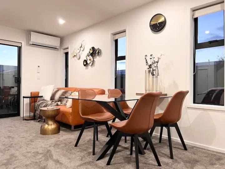 Walk to CHCH CBD modern townhouse 2 bed 2 baths