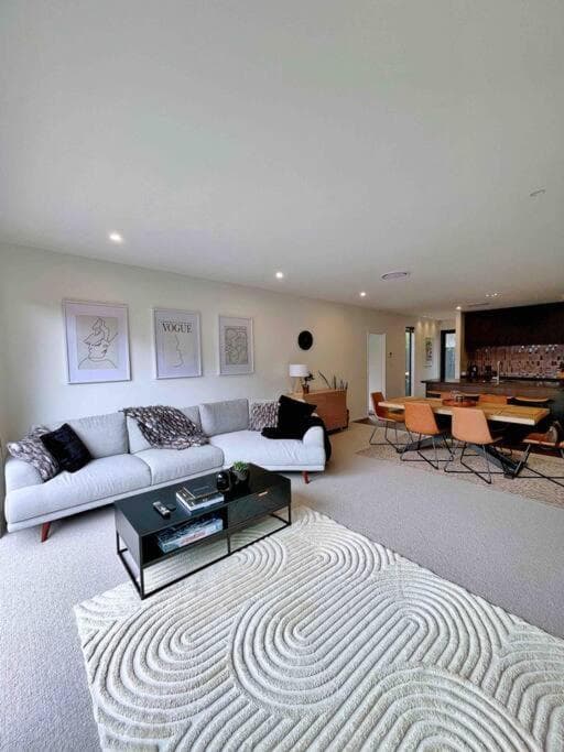 Luxury 3 Bedroom Home With Double Garage
