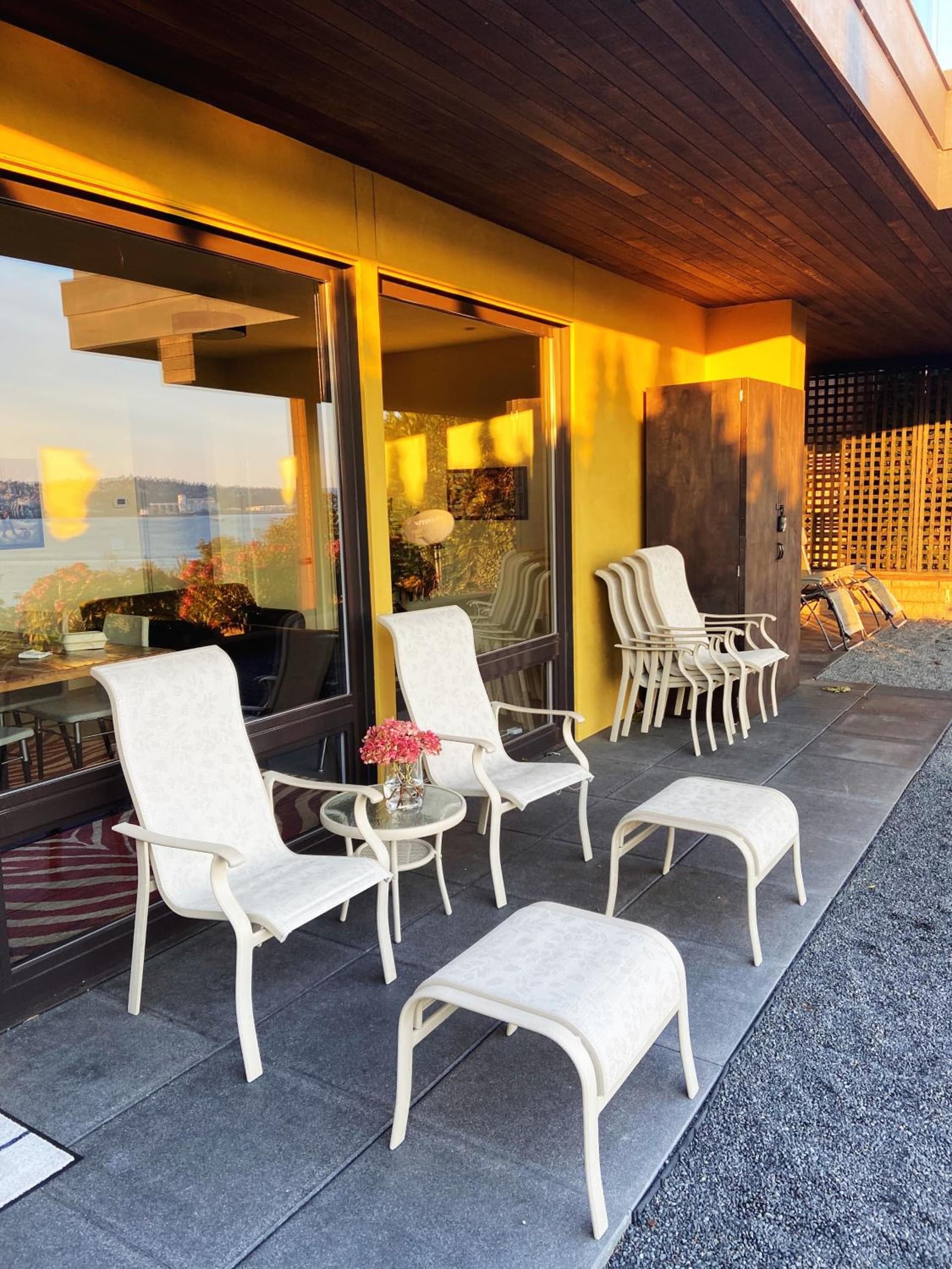 180 degree, unobstructed bluff view!
