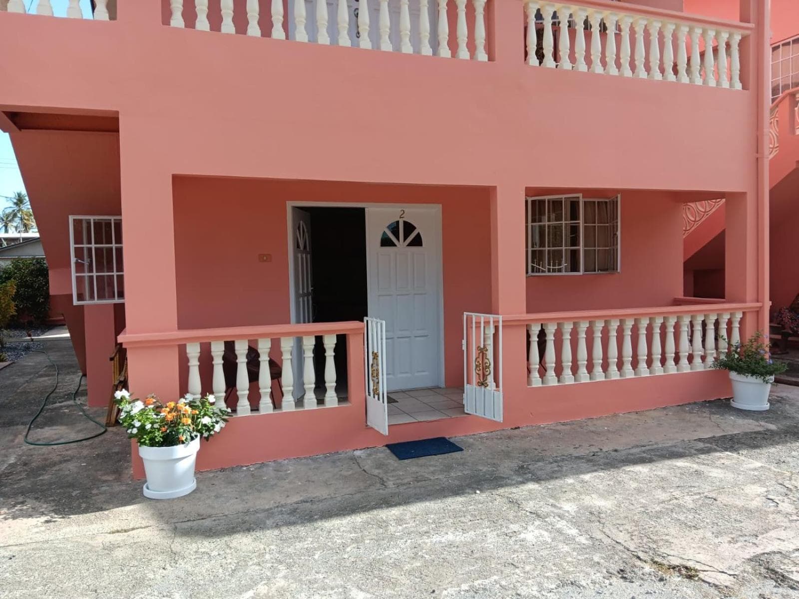 JGs Tropical Apartments