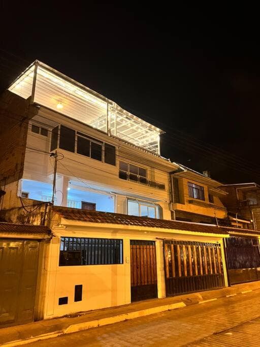 Hermosa casa con lujoso rooftop en Cuenca