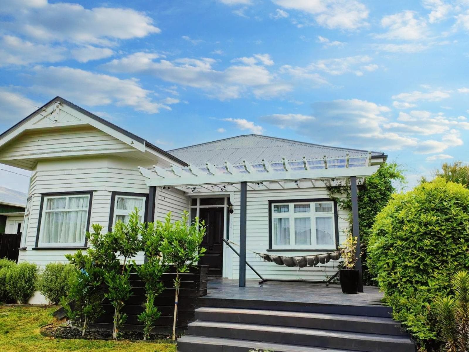Beautiful Villa with Parking 5 Mins to One NZ Stadium