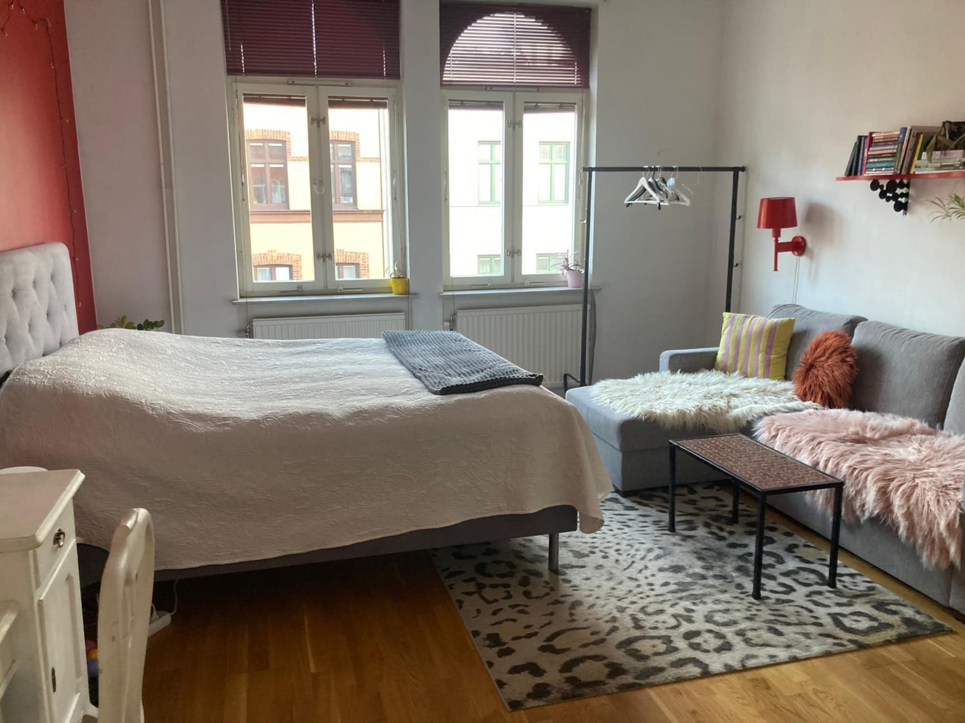 Rum med eget badrum och stort, delat kök,centralt i Malmö A room in an apartment, own bathroom and kitchen shared with a family