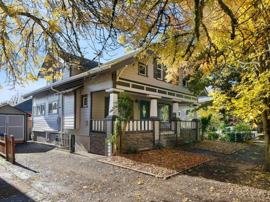Elegant Richmond Gem nestled up to Hawthorne Blvd.