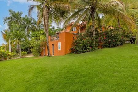 Hospitality Expert Stonehenge:5BR Villa/Chef/Beach