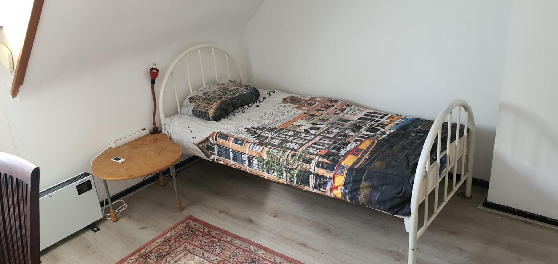 Single bed in quiet area
