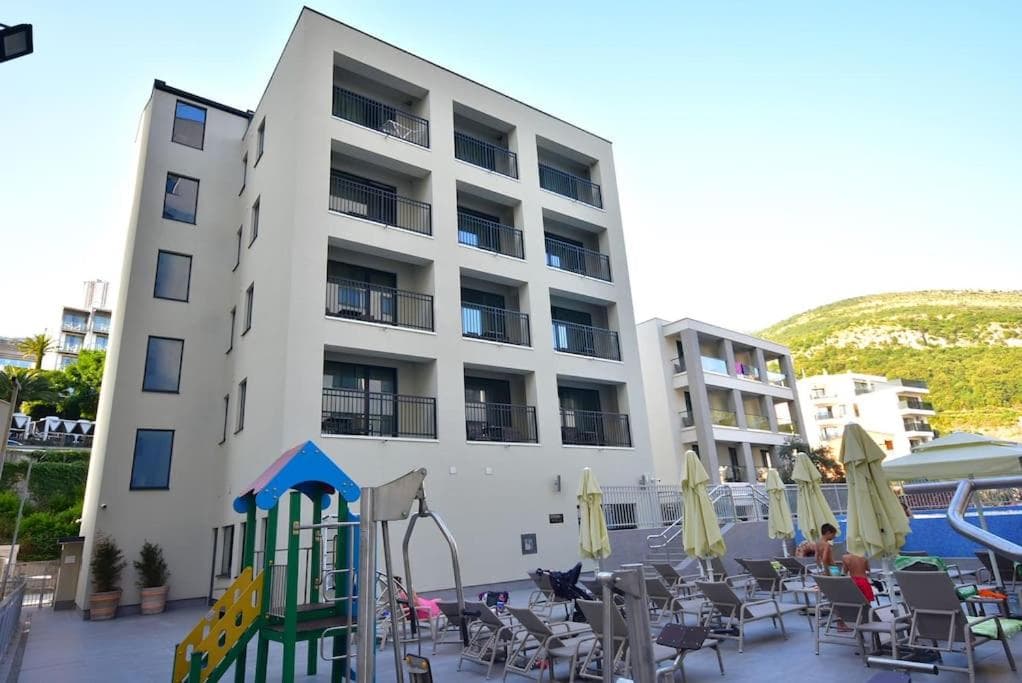 Brand New ! Seaside Apt with Poolview & Parking