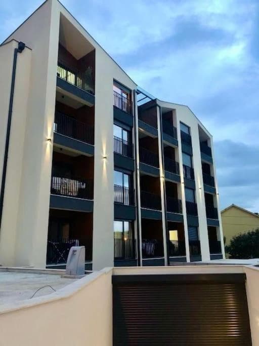 LoVE, modern apartment with pool & sea view