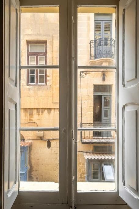 Chic, Stylish & Spacious flat in central Valletta