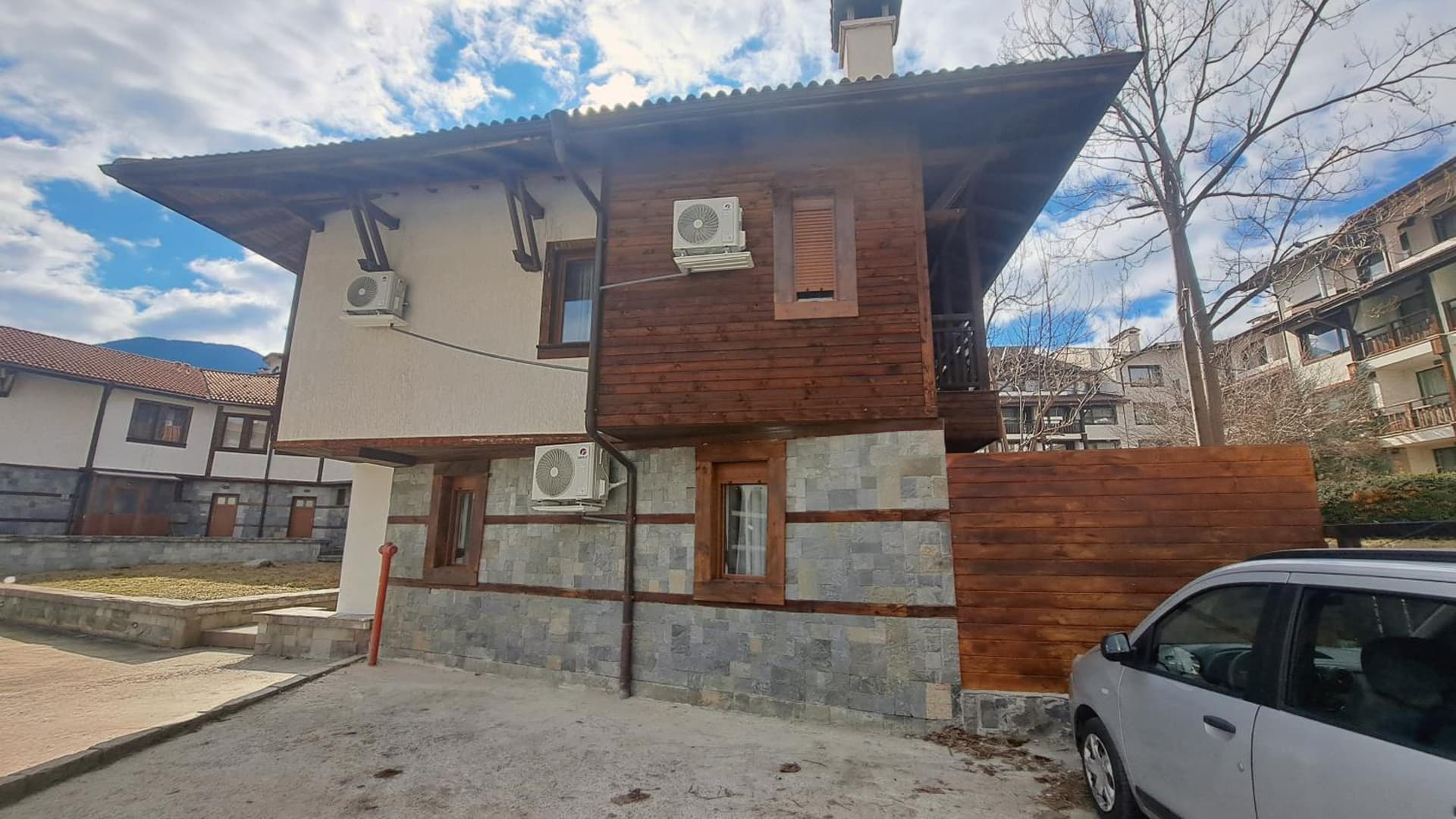 Private House - Garden & BBQ - Walk to Gondola