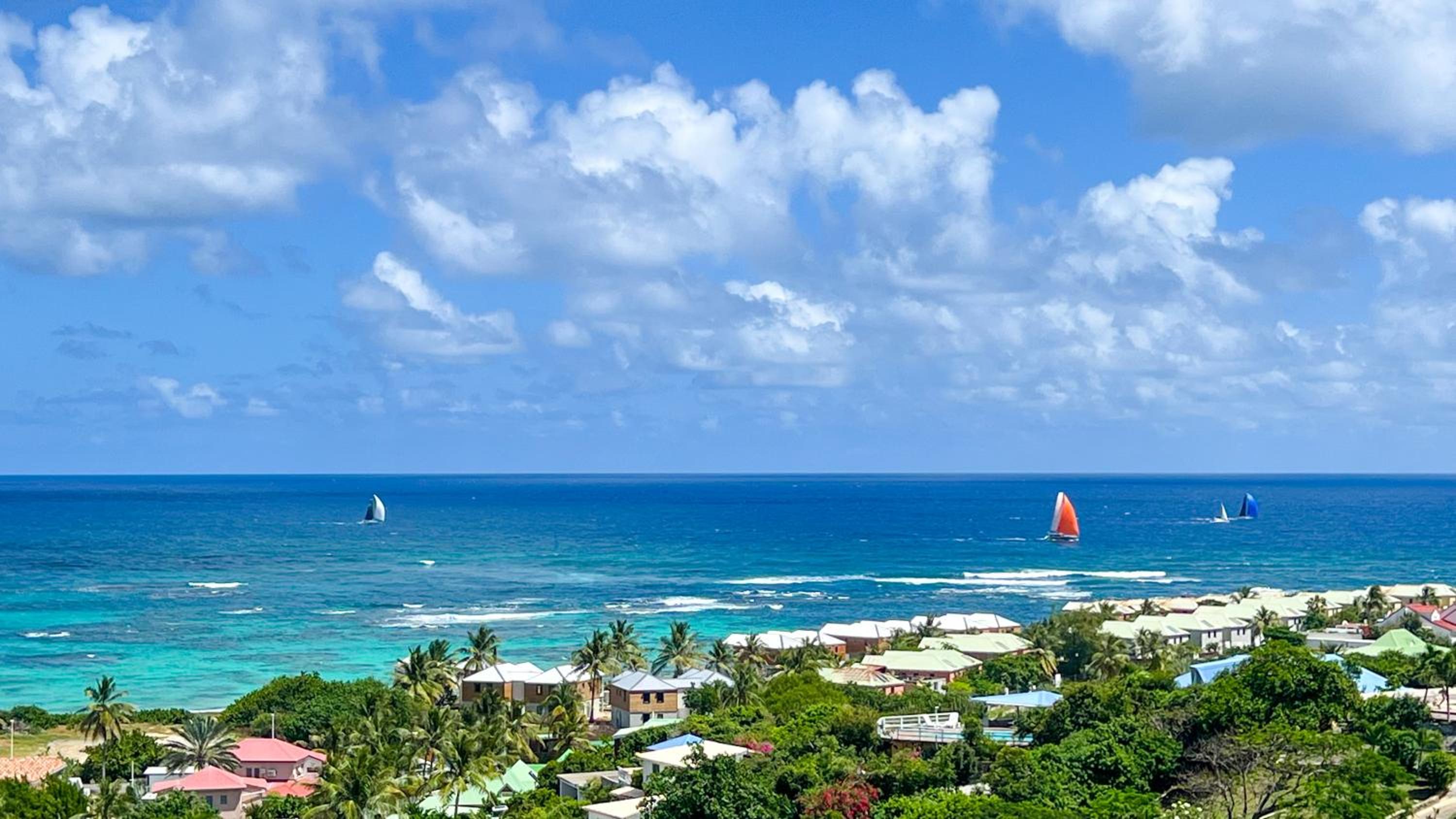 VILLA MAGIC - Ocean Views with Pool, Starlink WiFi, Cistern & Generator