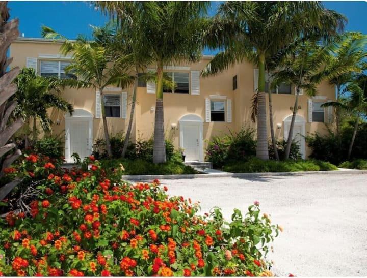 GRACEBAY TOWNHOMES B3, 5 minutes walk to gracebay beach