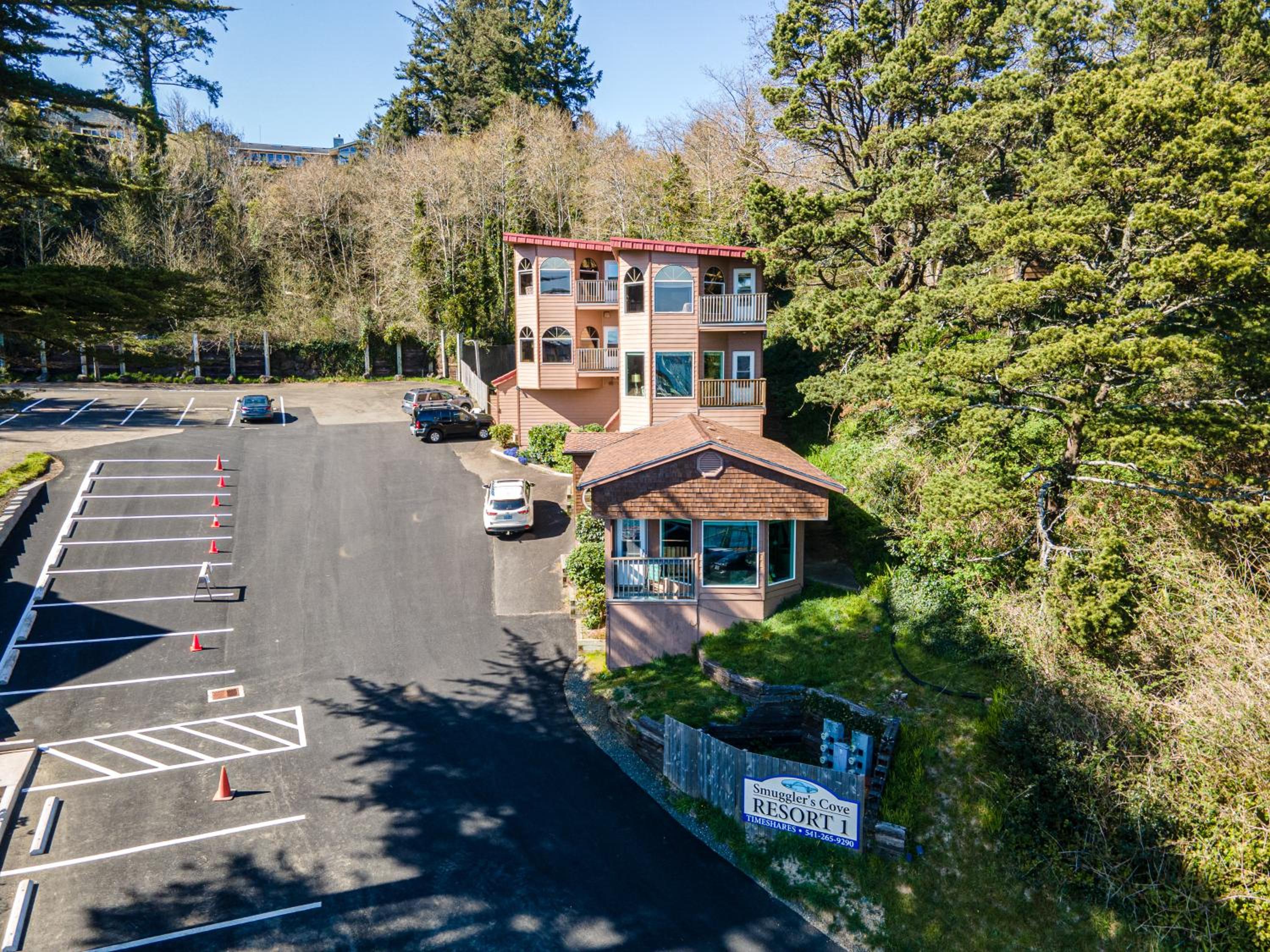 Yaquina Bay Views! Restaurants, Shops, Walk to Everything! Unit 2
