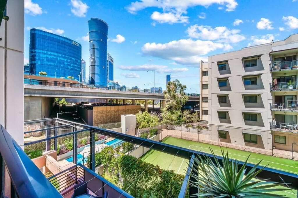 Perth city l CBD and Pool view l 1 King bed and 2 Single beds