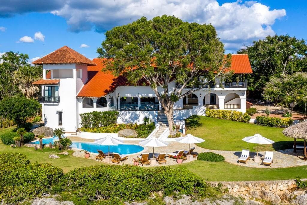 Ocean Front Villa Accommodates 14 Guests With Service