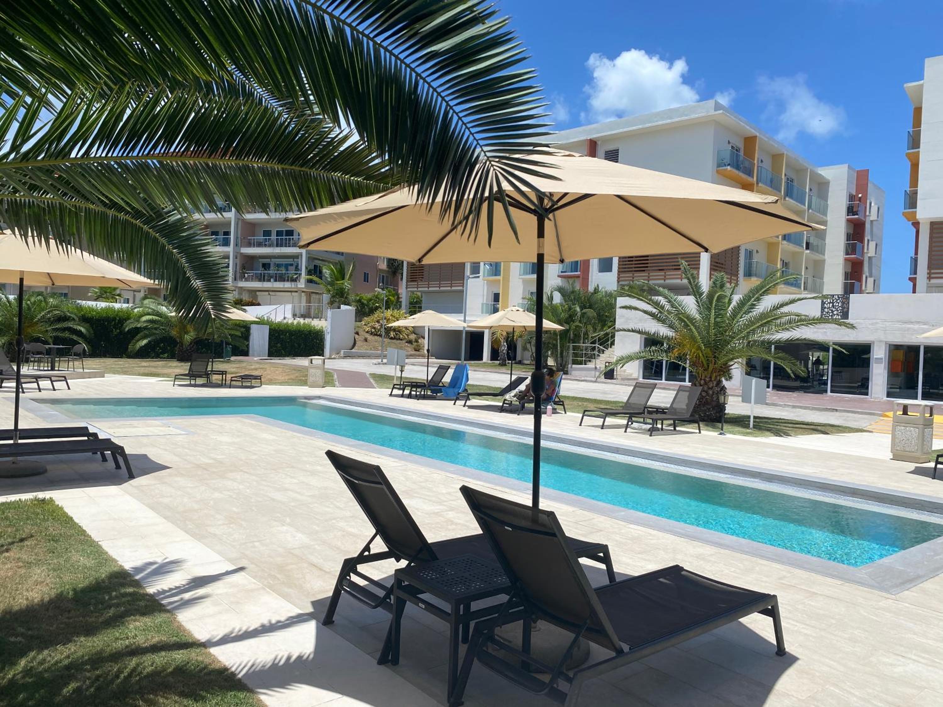 Modern Ocean and airport view condo in Maho, pool, gym, walk to Maho Beach,Mullet Bay, dinning, night life