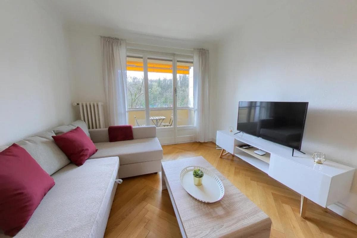 Unwind & Explore, Central Apartments in Jonction's Art Scene! QA8
