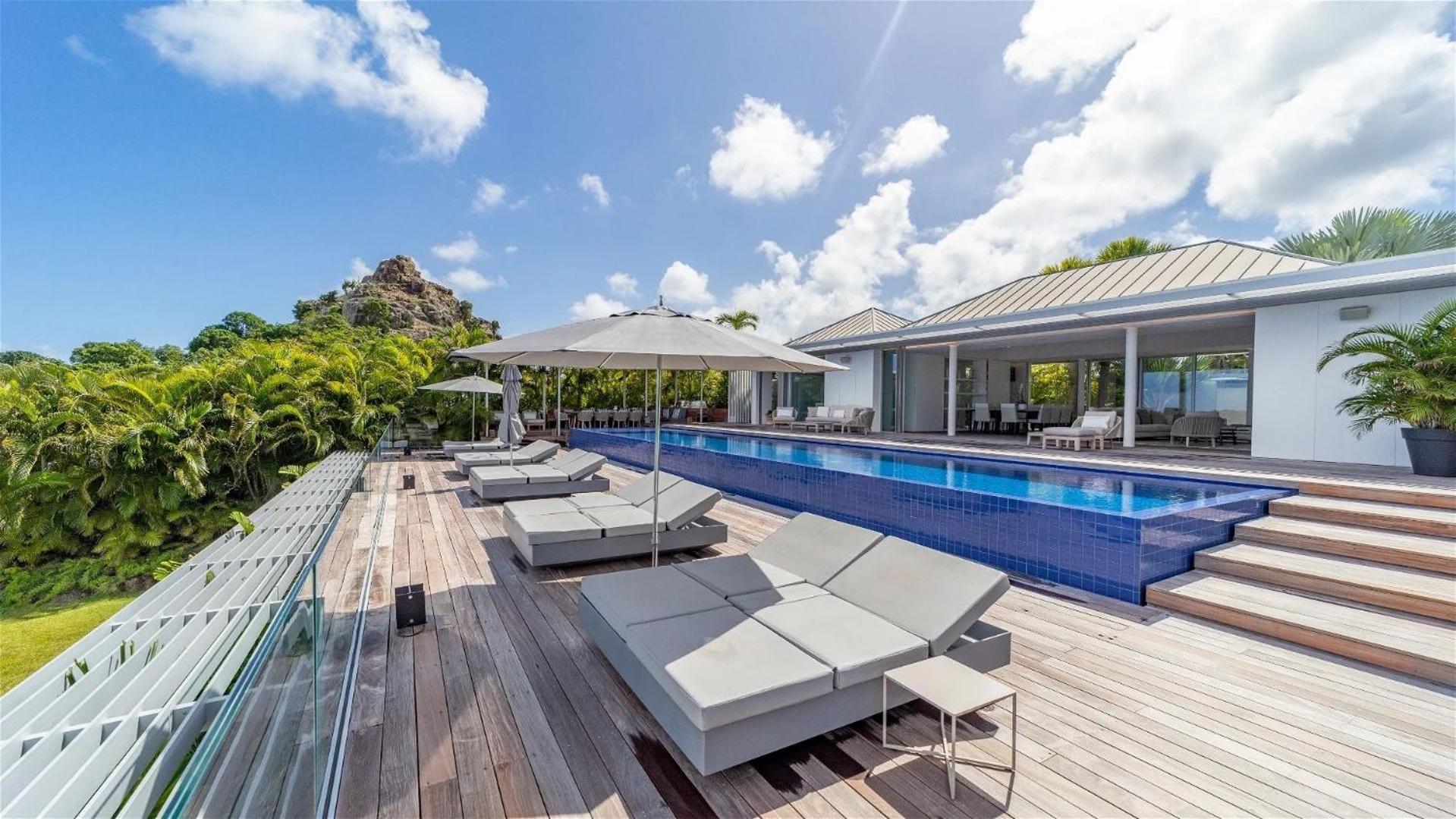 Luxurious Oceanfront Villa in Anse Des Cayes