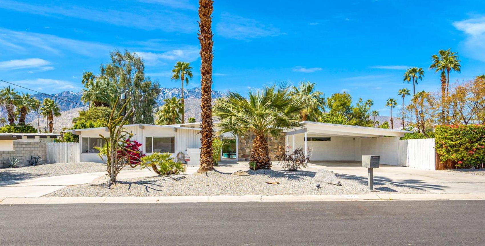 Mid-Century Home, 5-min to downtown, HUGE Pool & Spa