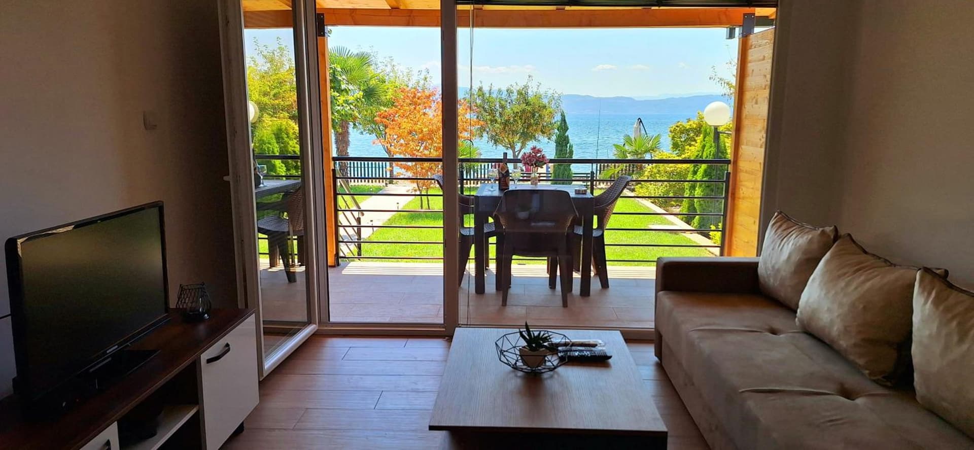 Lake House PARADISE