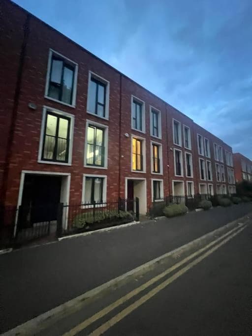 Luxury Modern Town House, Manchester City Centre, Free Secured Parking