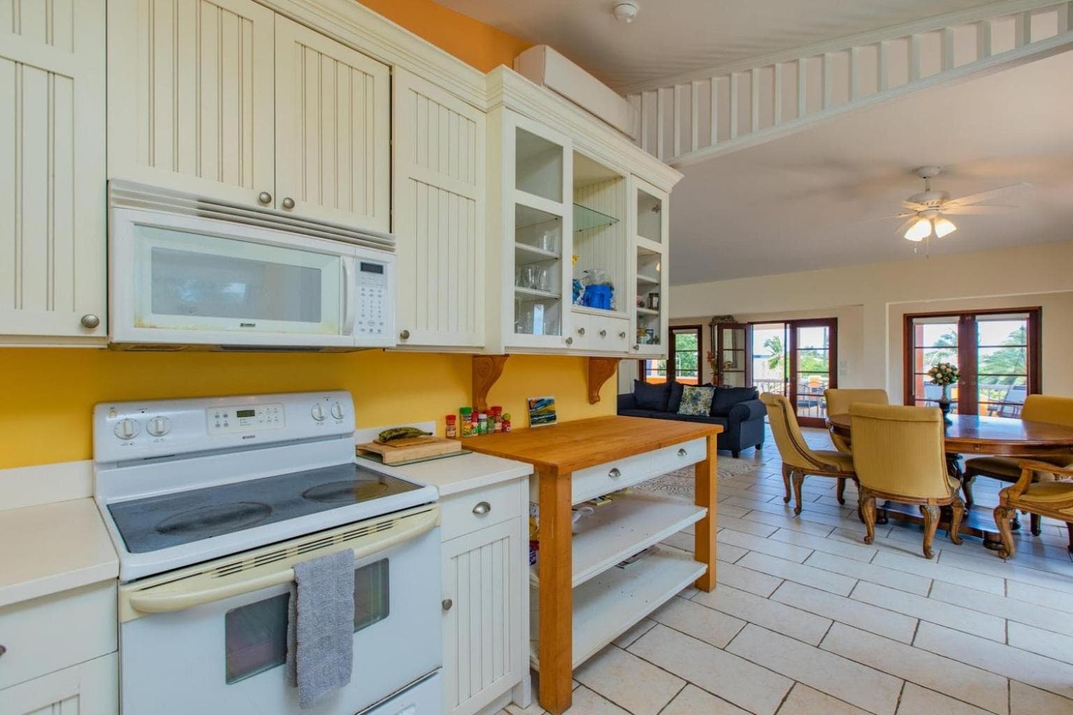 Welcome to Walk to the Beach Located walking distance to the Beach and Green Caye Marina