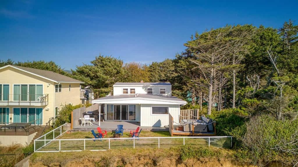 Tranquil Edge Retreat - Oceanfront house w hottub