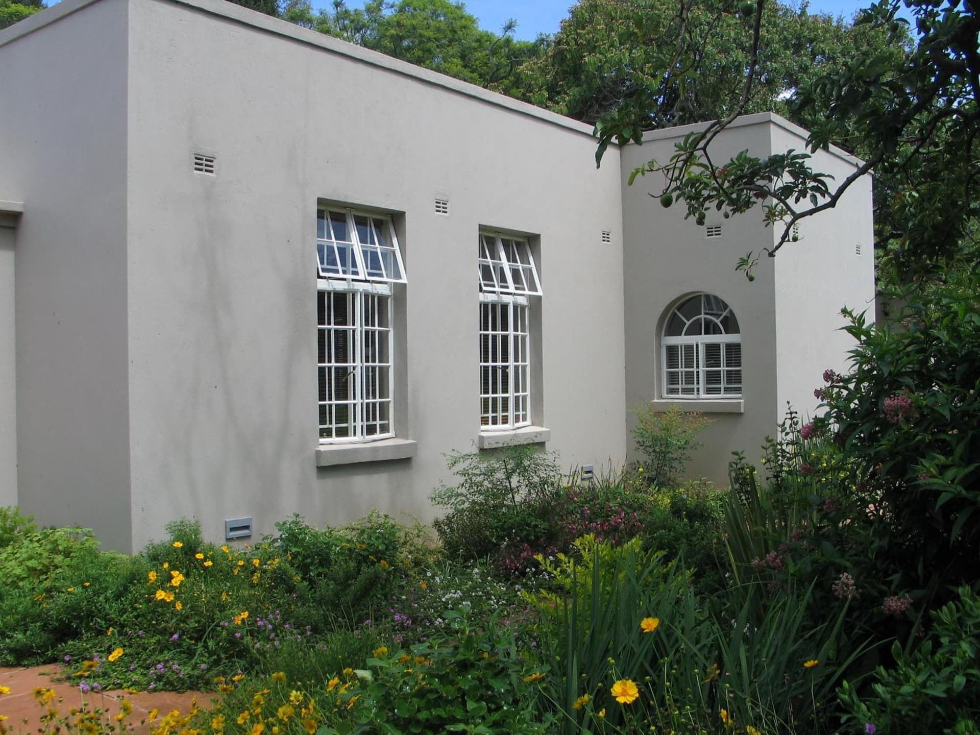 Chic studio nestled in a lovely garden with pool - 2254