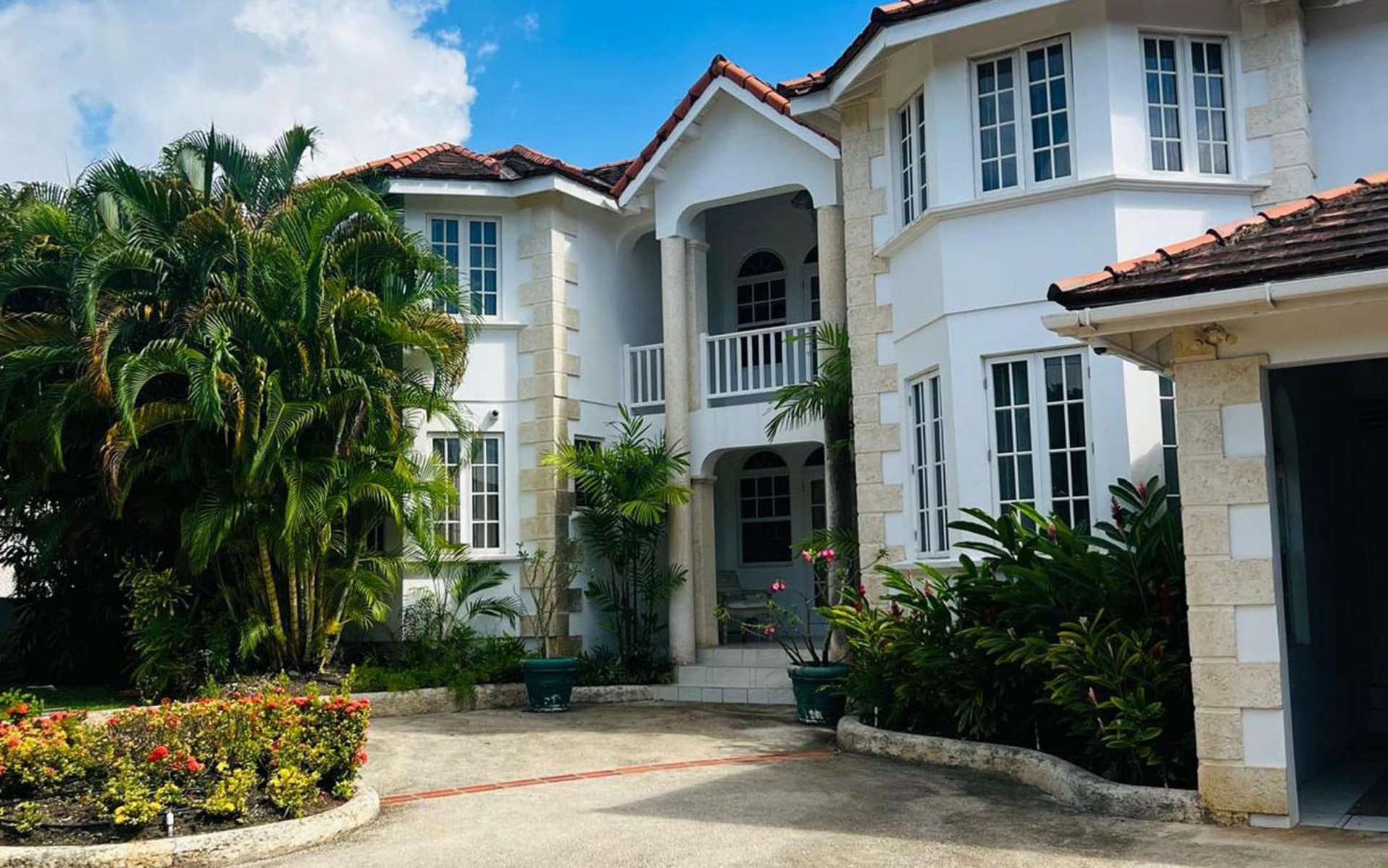 Escape to a delightful spacious family villa near Holetown
